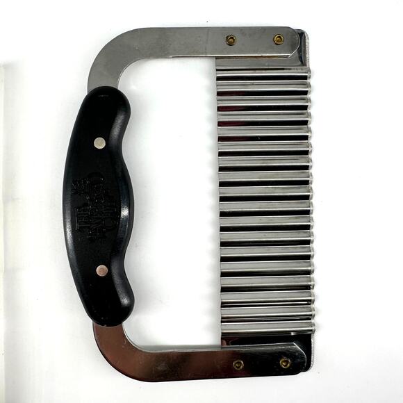 Pampered Chef Crinkle Cutter #1062 with Blade Cover + 2000 Season’s Recipe Book - Picture 4 of 5